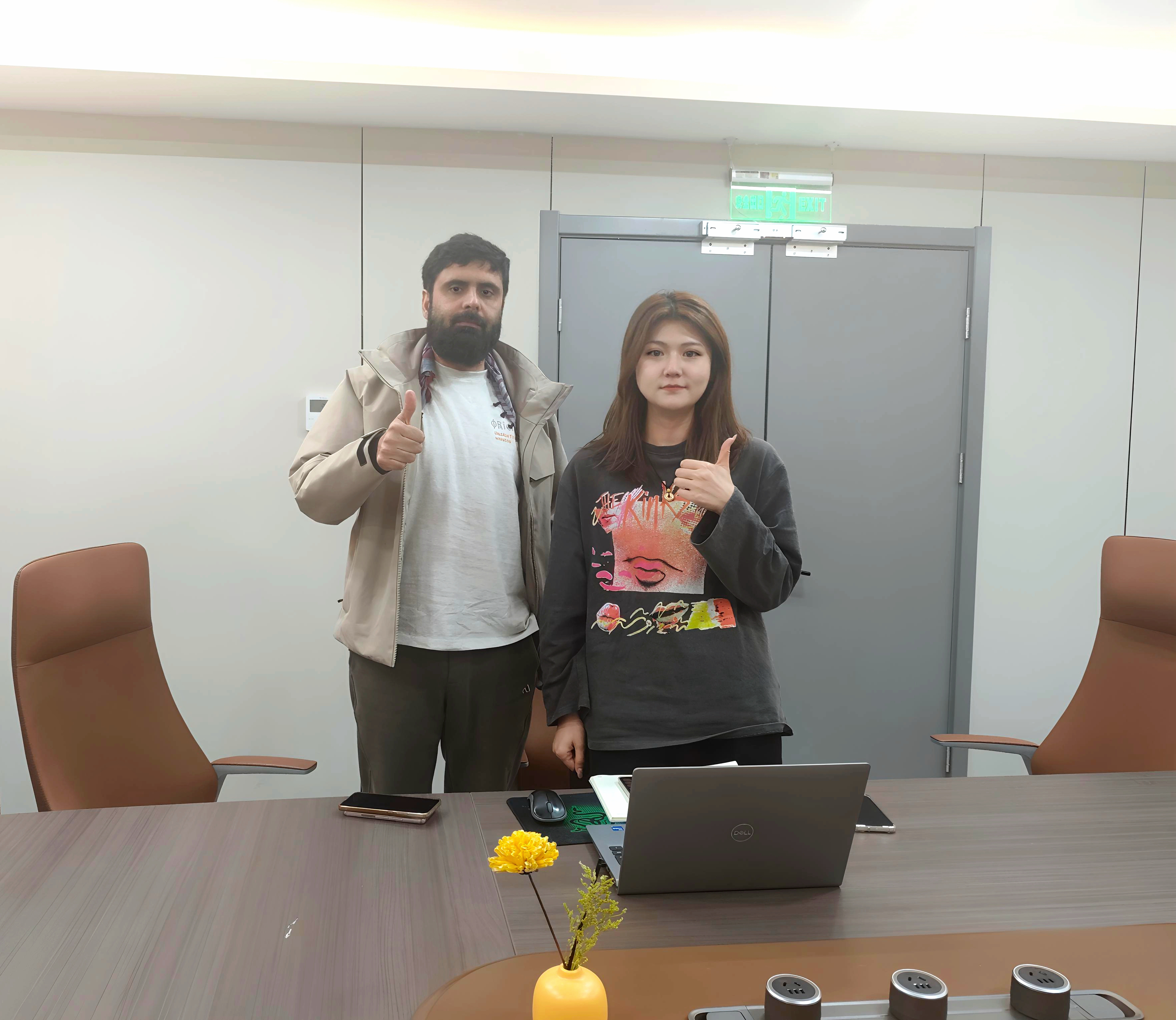 Receive overseas customers to negotiate purchases